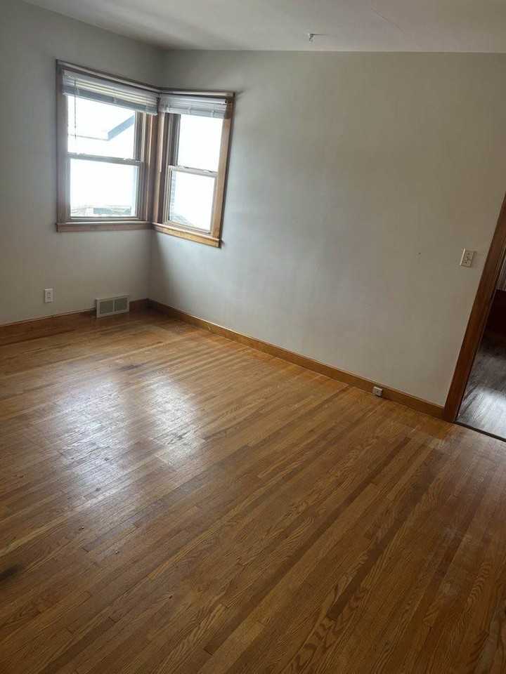 2134 Graydon Ave - Photo 4 of 17