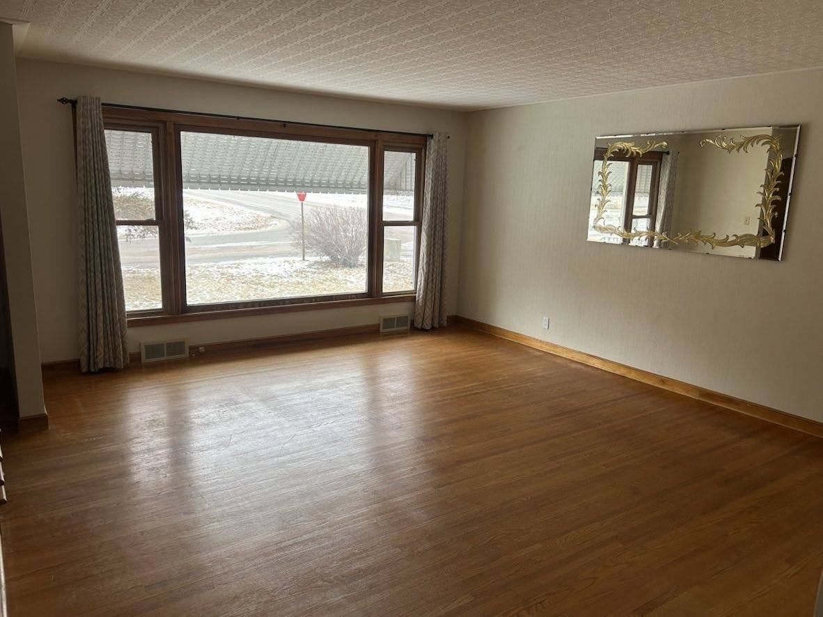 2134 Graydon Ave - Photo 5 of 17