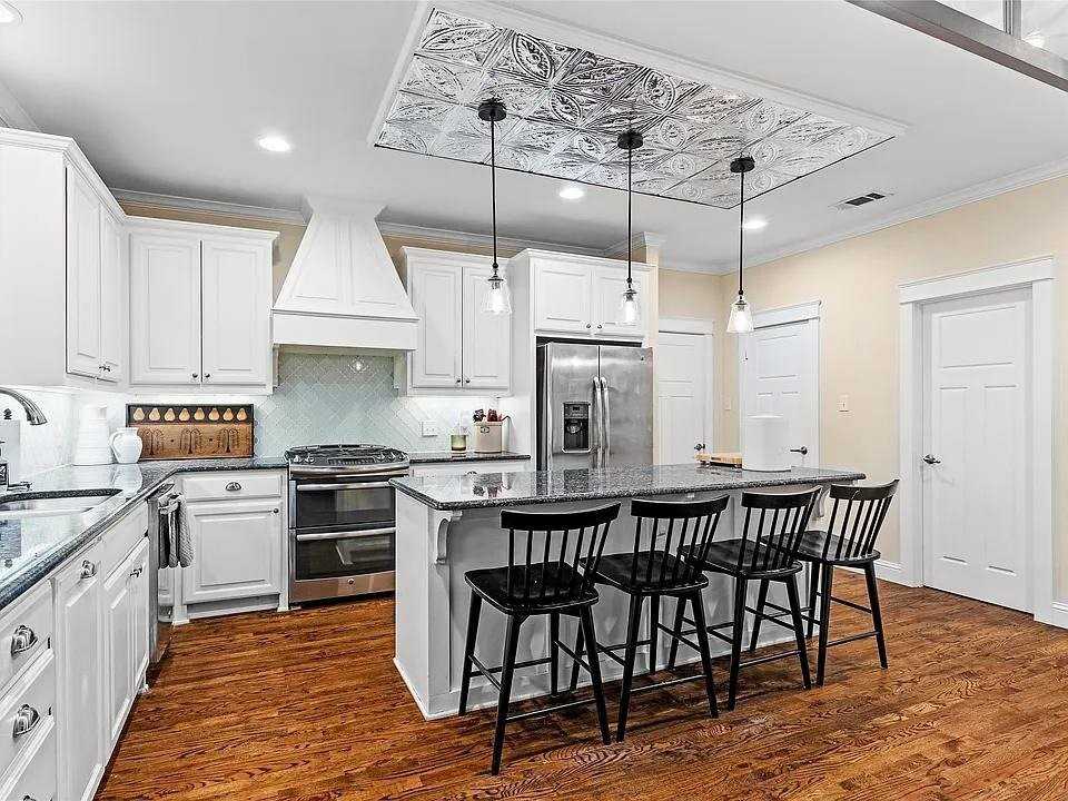 1622 Taylor Blvd - Photo 2 of 6