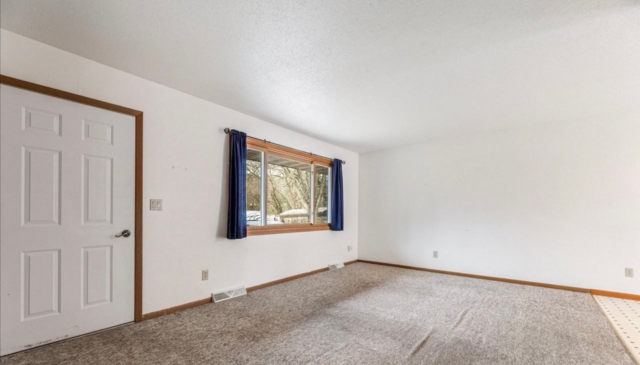 21923 Fleming Ave - Photo 3 of 10