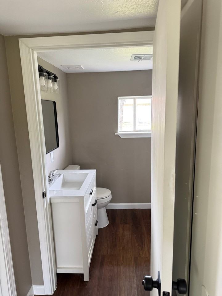 209 N Rangeline St - Photo 3 of 7