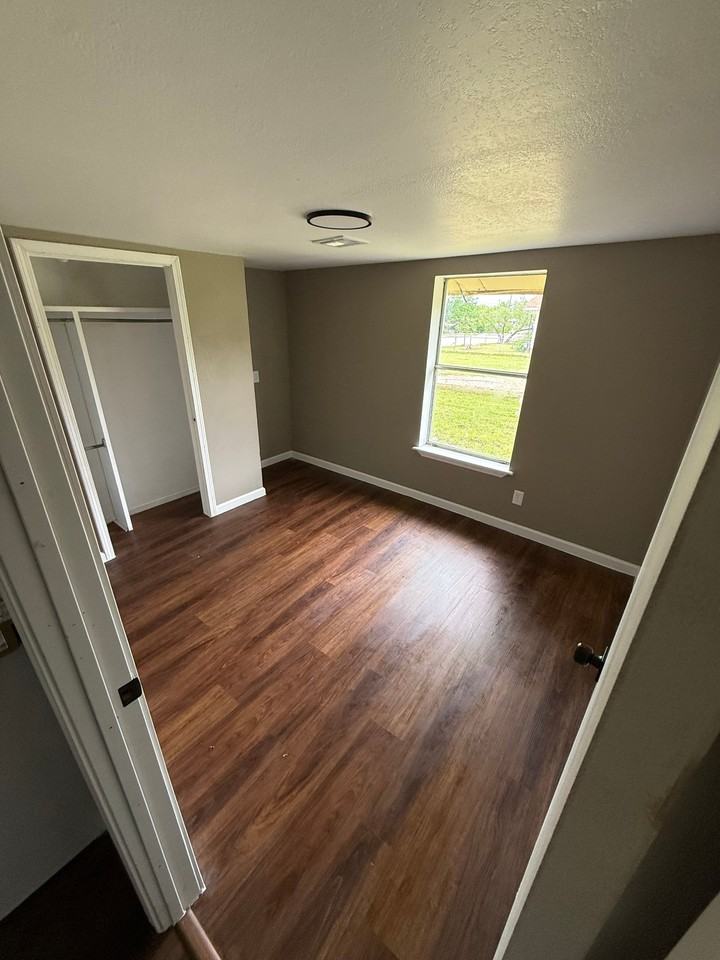 209 N Rangeline St - Photo 5 of 7