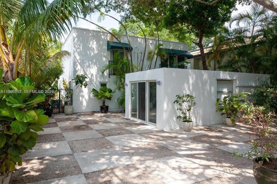 2848 Sw 22nd Ave - Photo 2 of 23