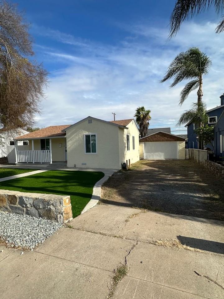 317 Richfield Ave - Photo 4 of 44