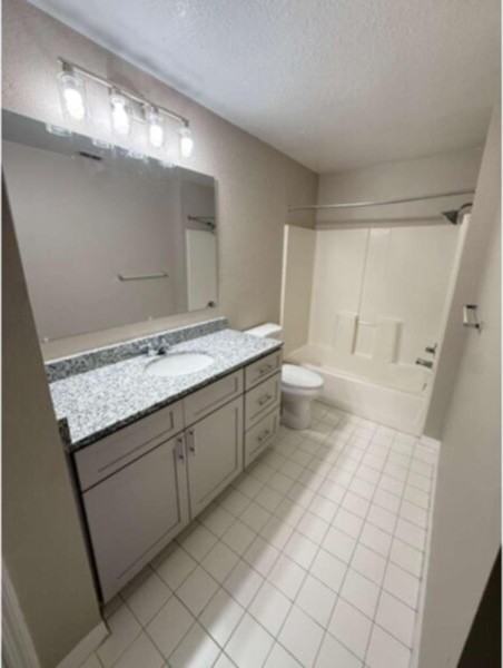 5471 Vineland Rd #7201 - Photo 6 of 7