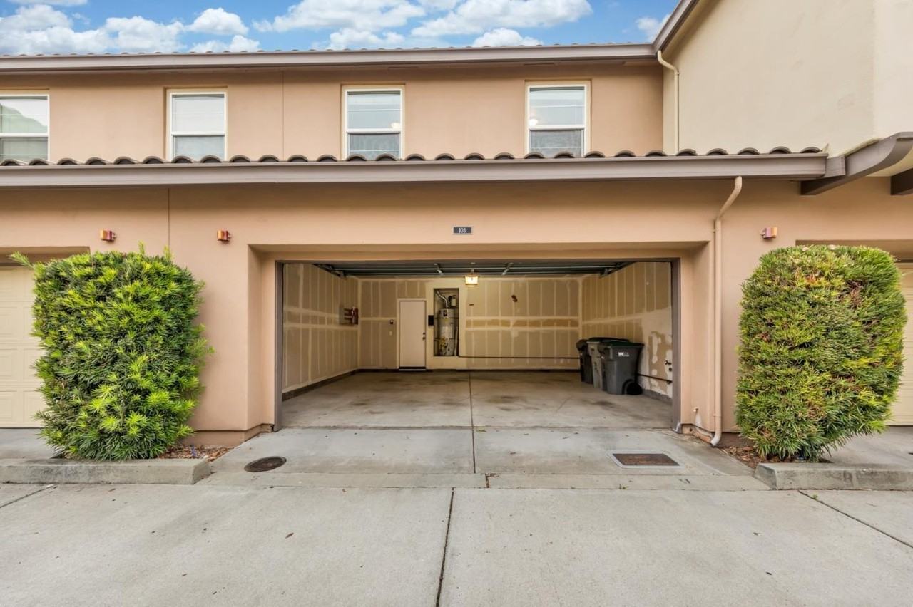 425 Regatta Ln #103 - Photo 5 of 34