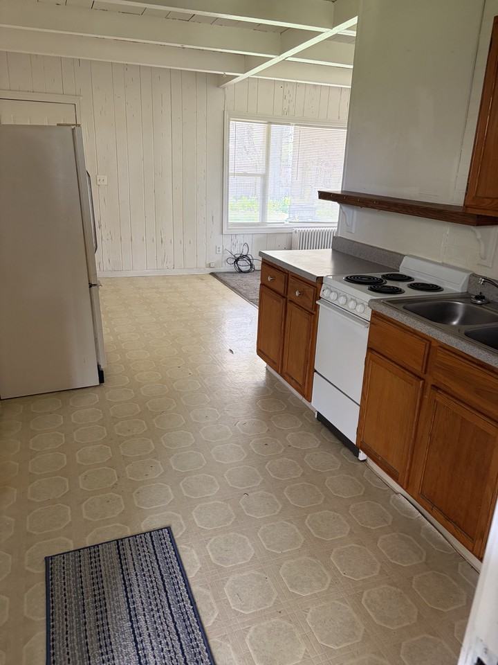 218 E River St #8 - Photo 3 of 4