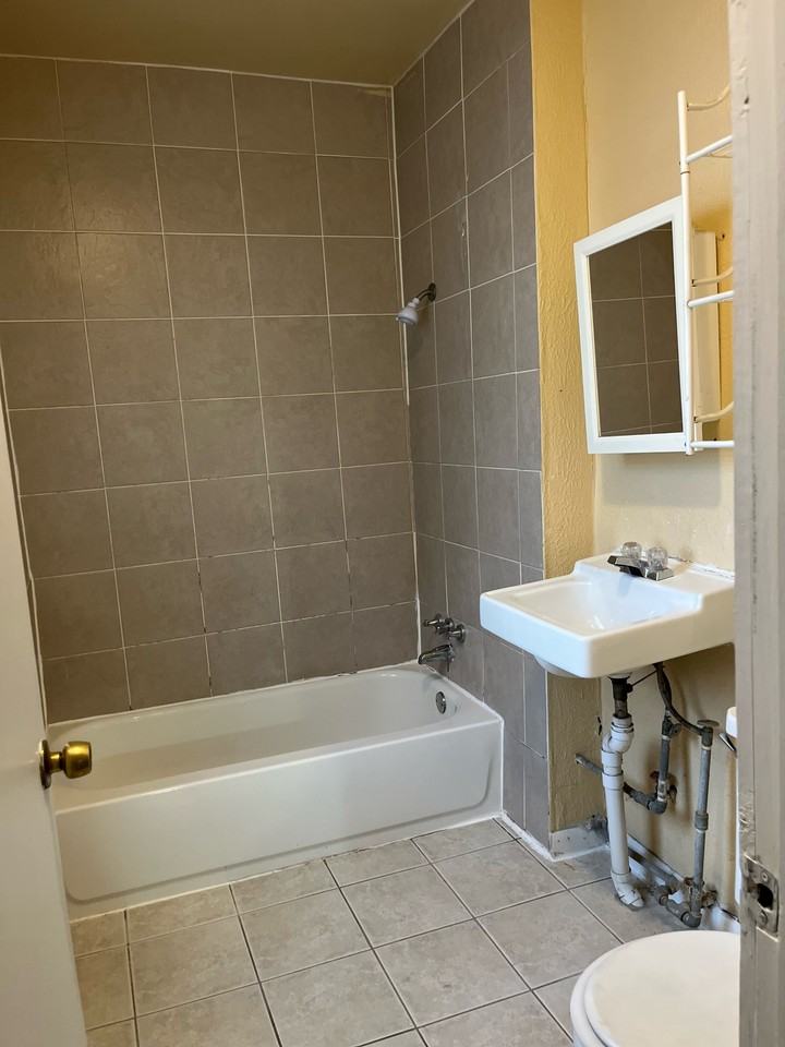 1926 S 20th St - Photo 5 of 10