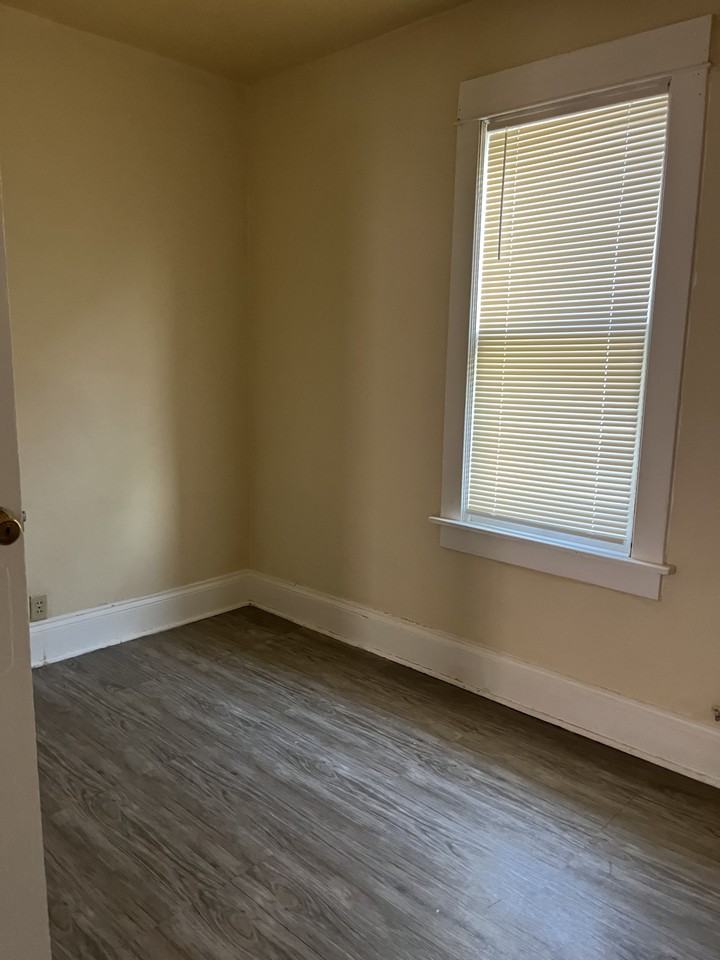 1926 S 20th St - Photo 6 of 10