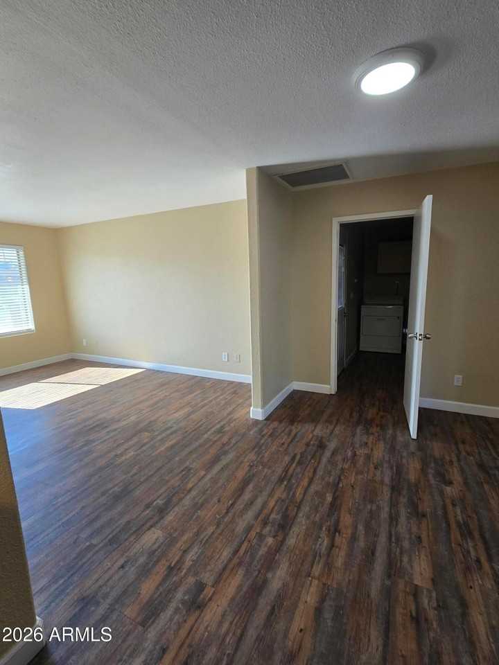 9002 W Roma Ave - Photo 4 of 29