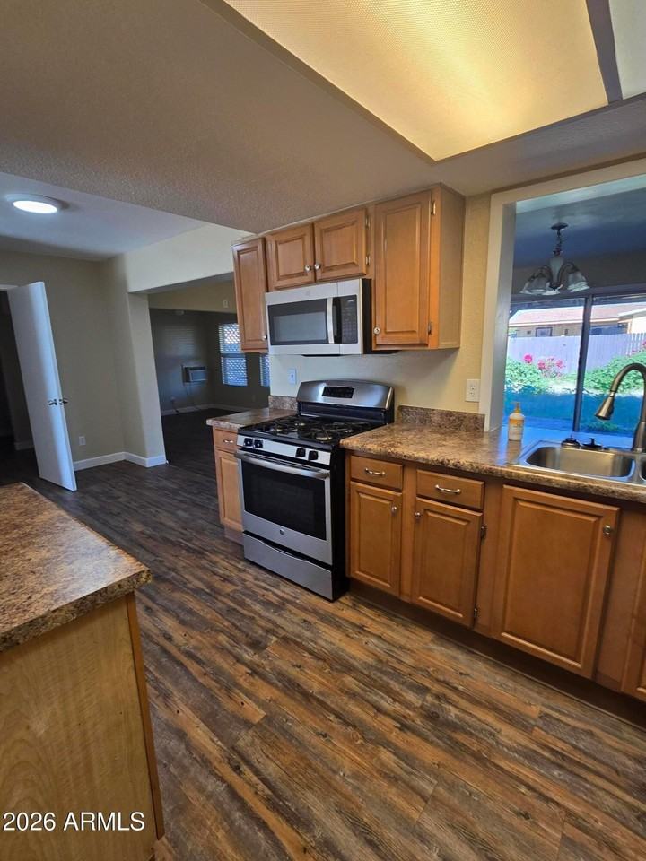 9002 W Roma Ave - Photo 6 of 29