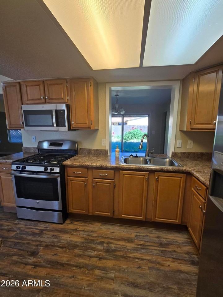 9002 W Roma Ave - Photo 7 of 29