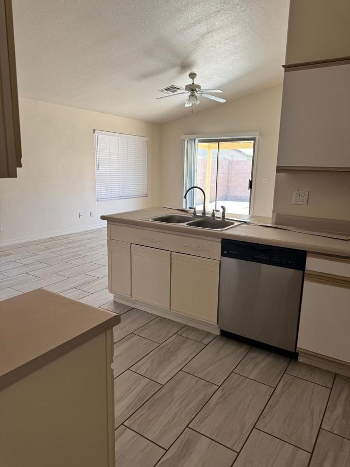 8563 W Mission Ln - Photo 5 of 22