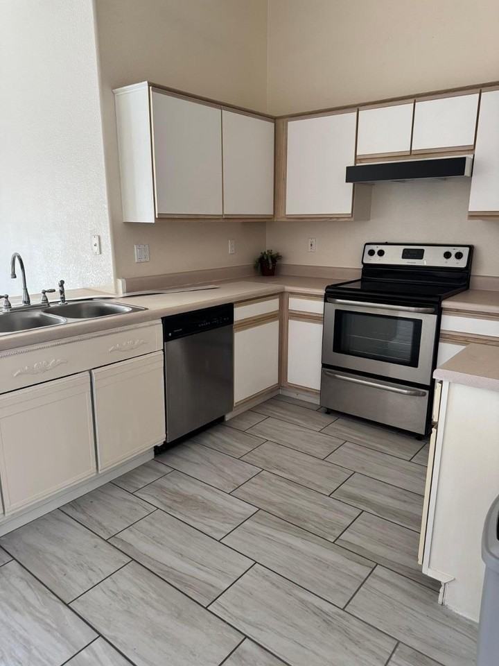 8563 W Mission Ln - Photo 6 of 22