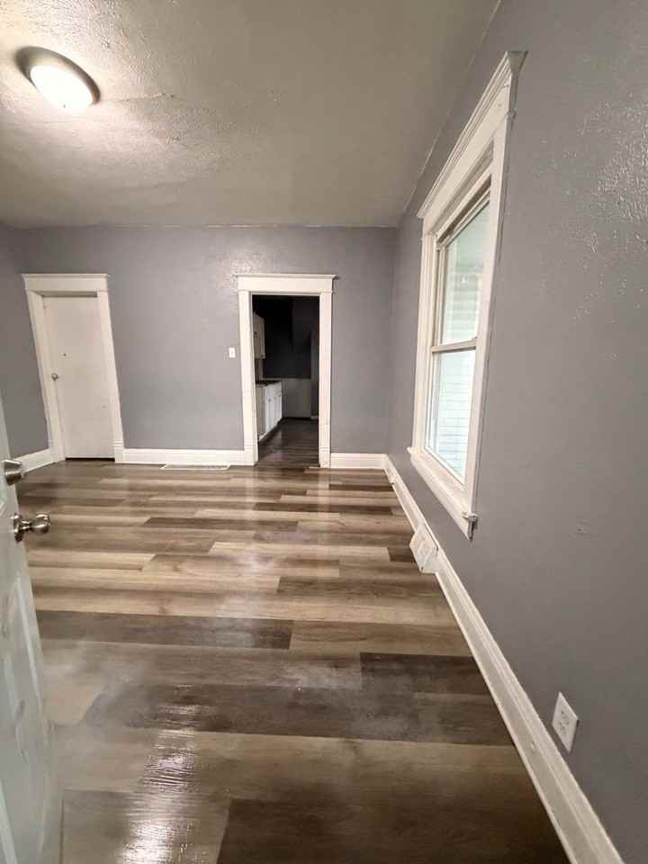 2427 Ford St - Photo 4 of 18