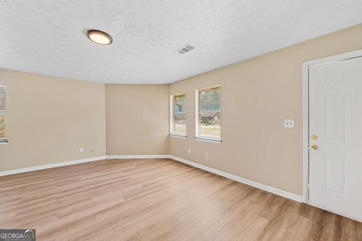 217 Tanglewood Dr - Photo 3 of 16