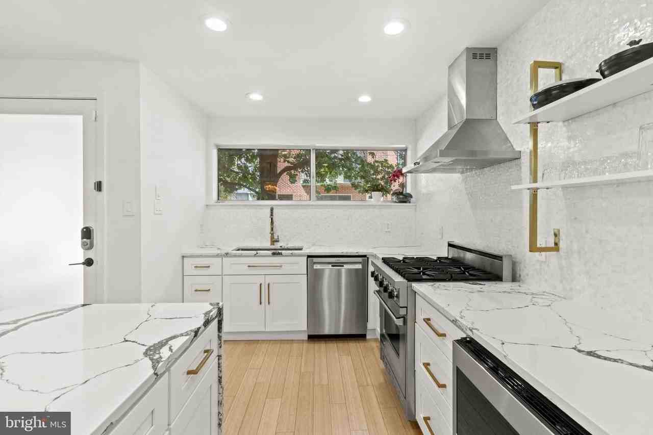 1123 N 3rd St - Photo 4 of 32