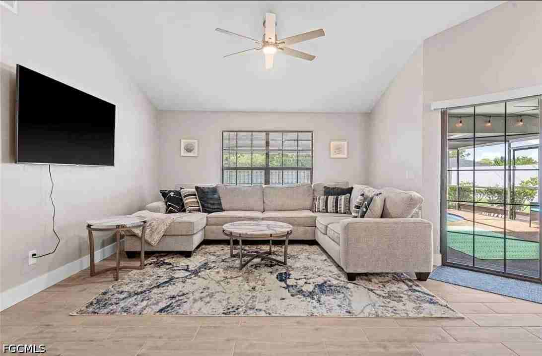 2206 Se 4th St - Photo 3 of 15