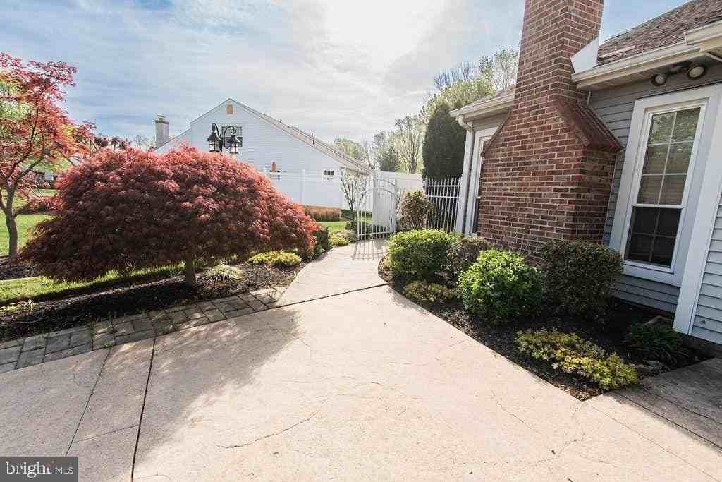 239 Oakridge Dr - Photo 4 of 41