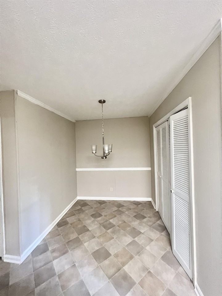 300 Springdale Dr - Photo 4 of 9