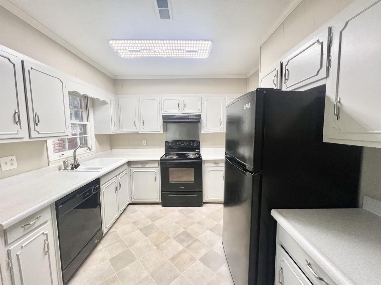 300 Springdale Dr - Photo 5 of 9