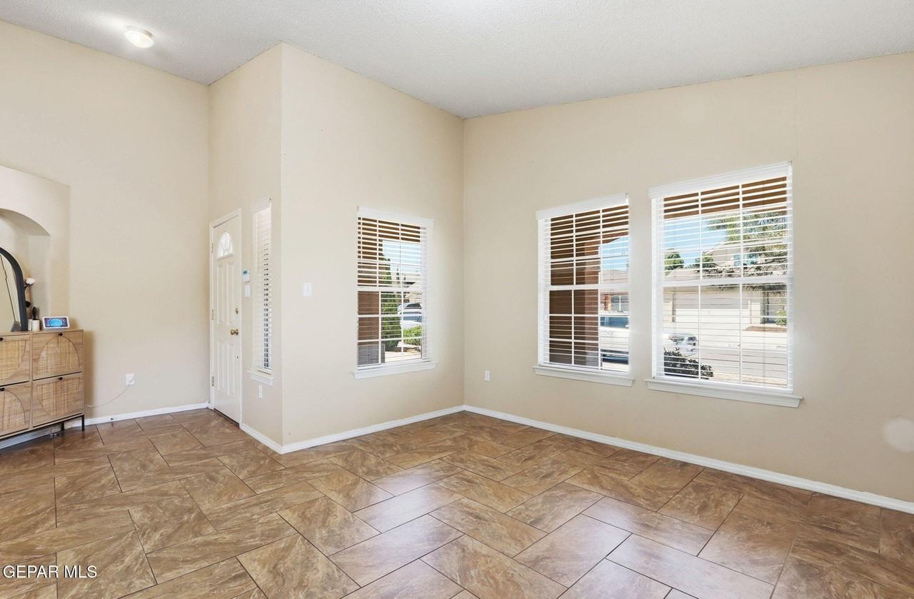 14244 Smokey Point Dr - Photo 4 of 37