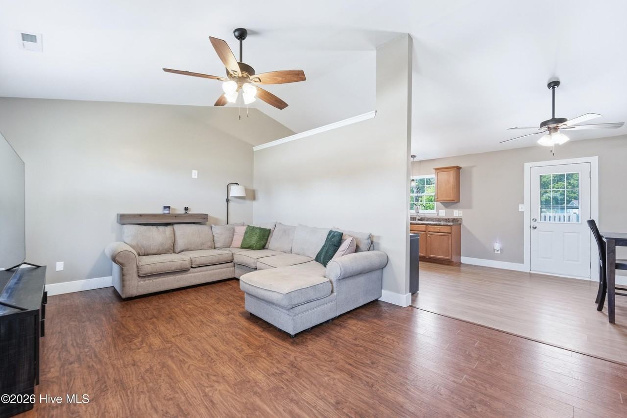 304 Rowland Ct - Photo 3 of 22