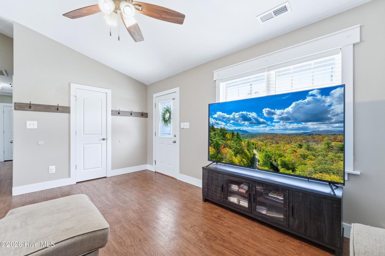 304 Rowland Ct - Photo 4 of 22