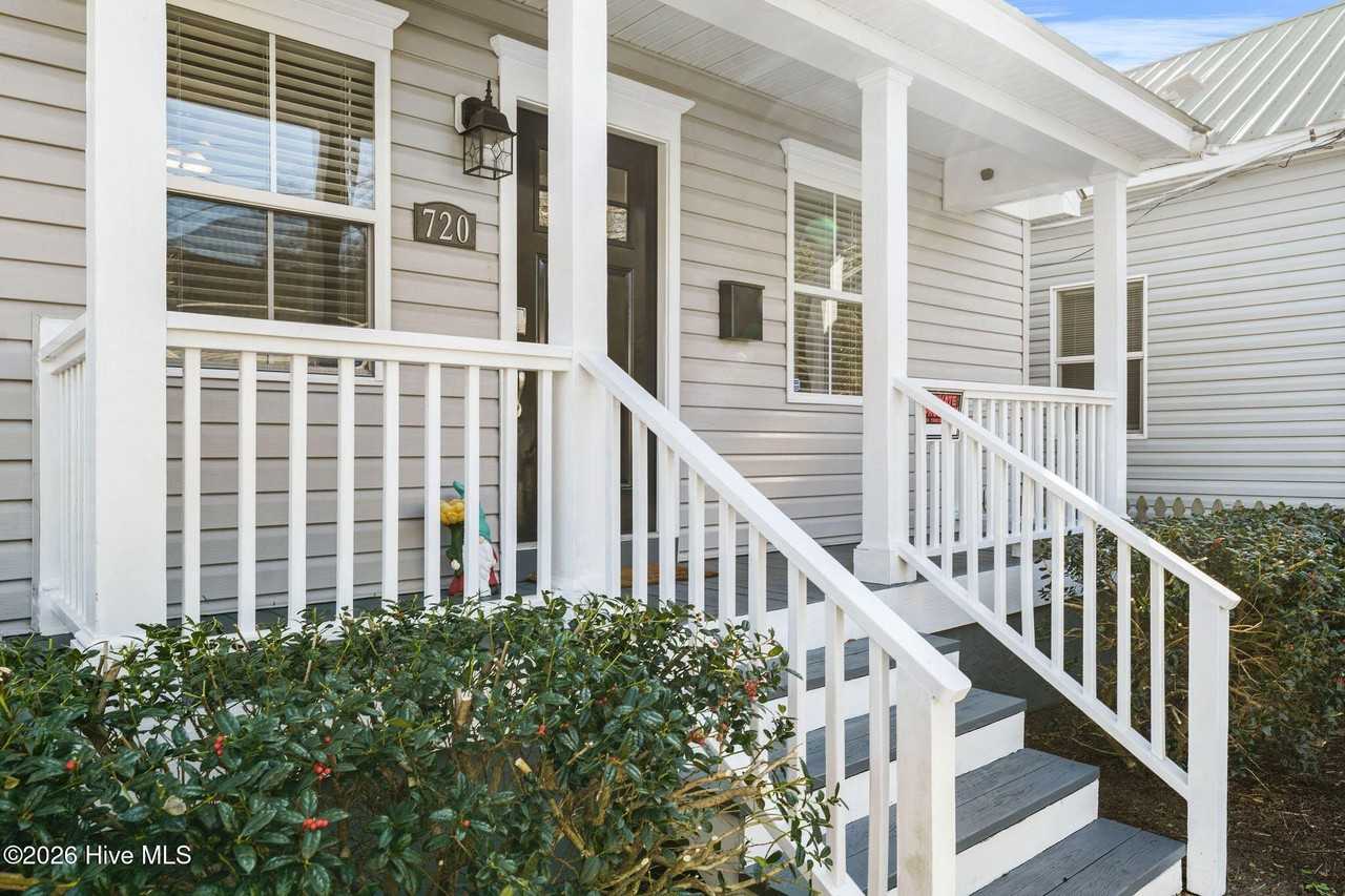 720 Queen St - Photo 4 of 30