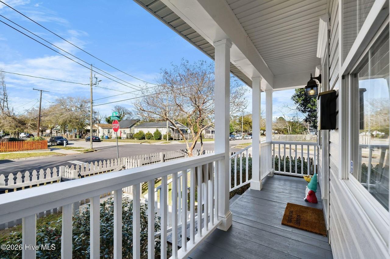 720 Queen St - Photo 5 of 30