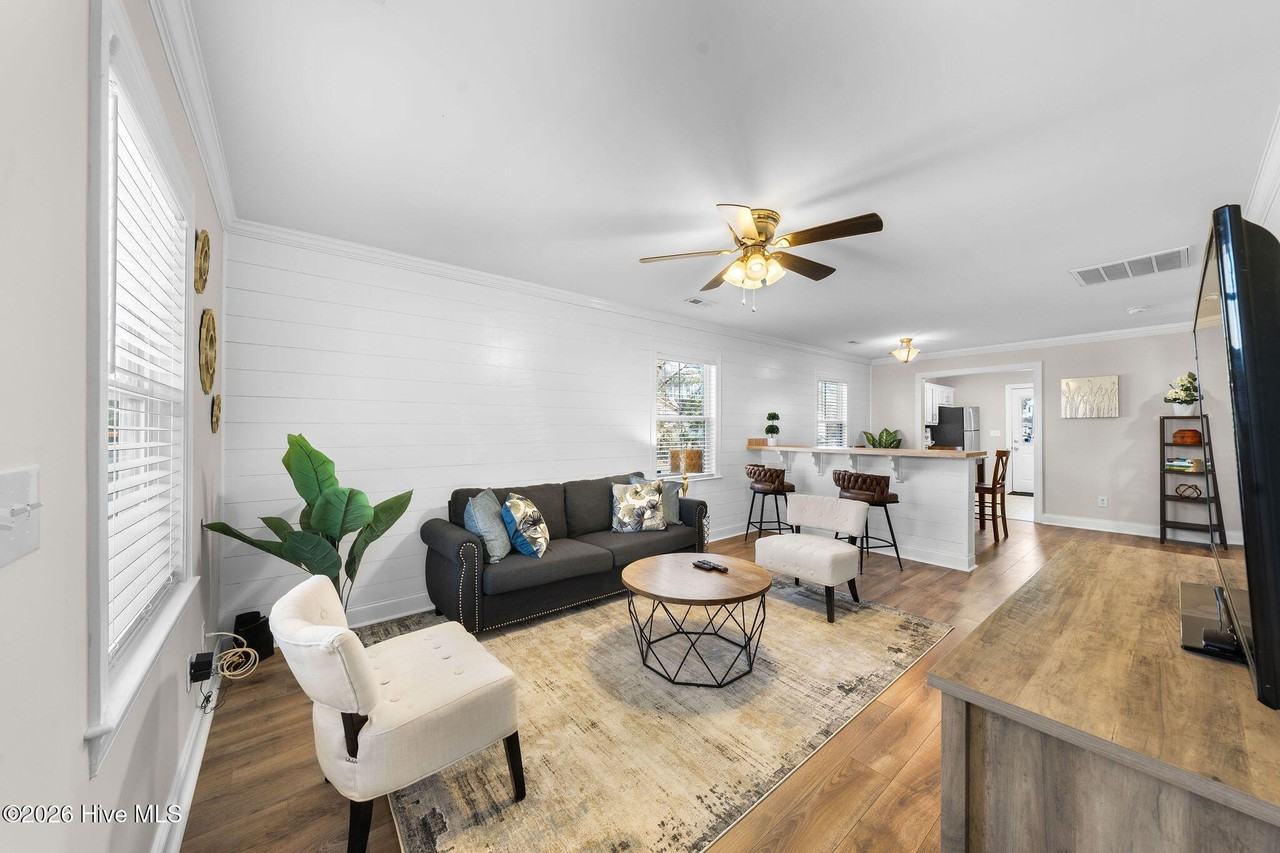 720 Queen St - Photo 6 of 30