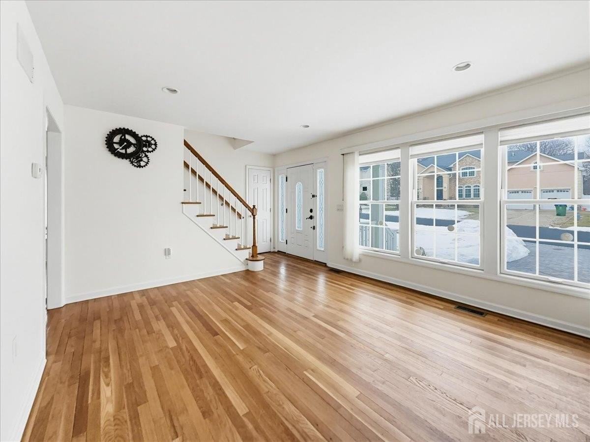 37 Jersey Ave - Photo 4 of 28