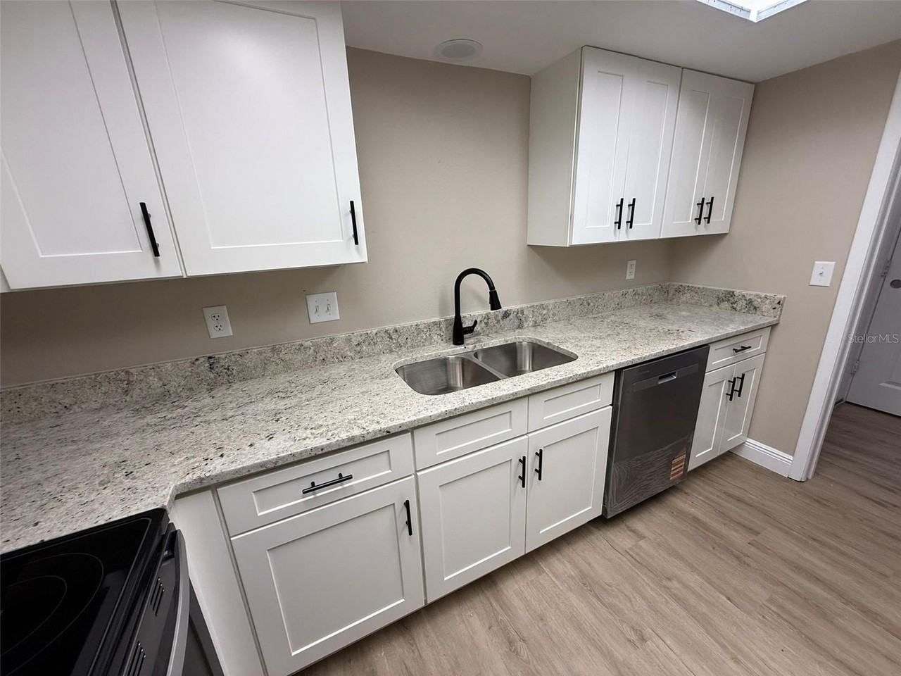 3111 Riverside Dr #B - Photo 4 of 14