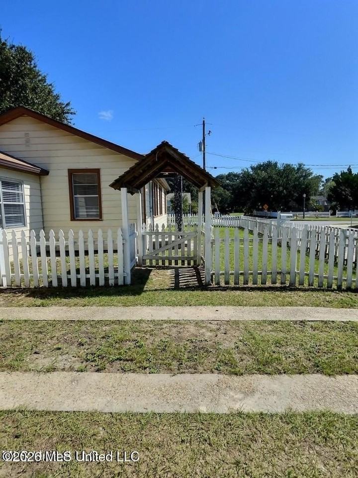 1076 Cherokee St - Photo 4 of 25