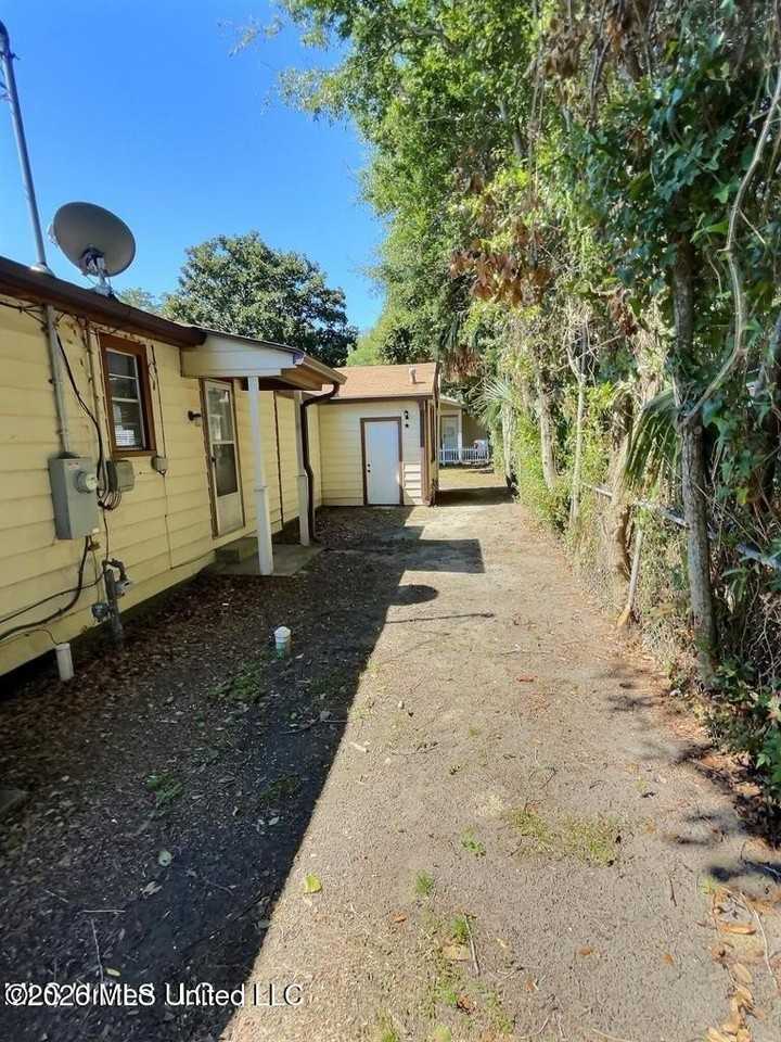 1076 Cherokee St - Photo 5 of 25