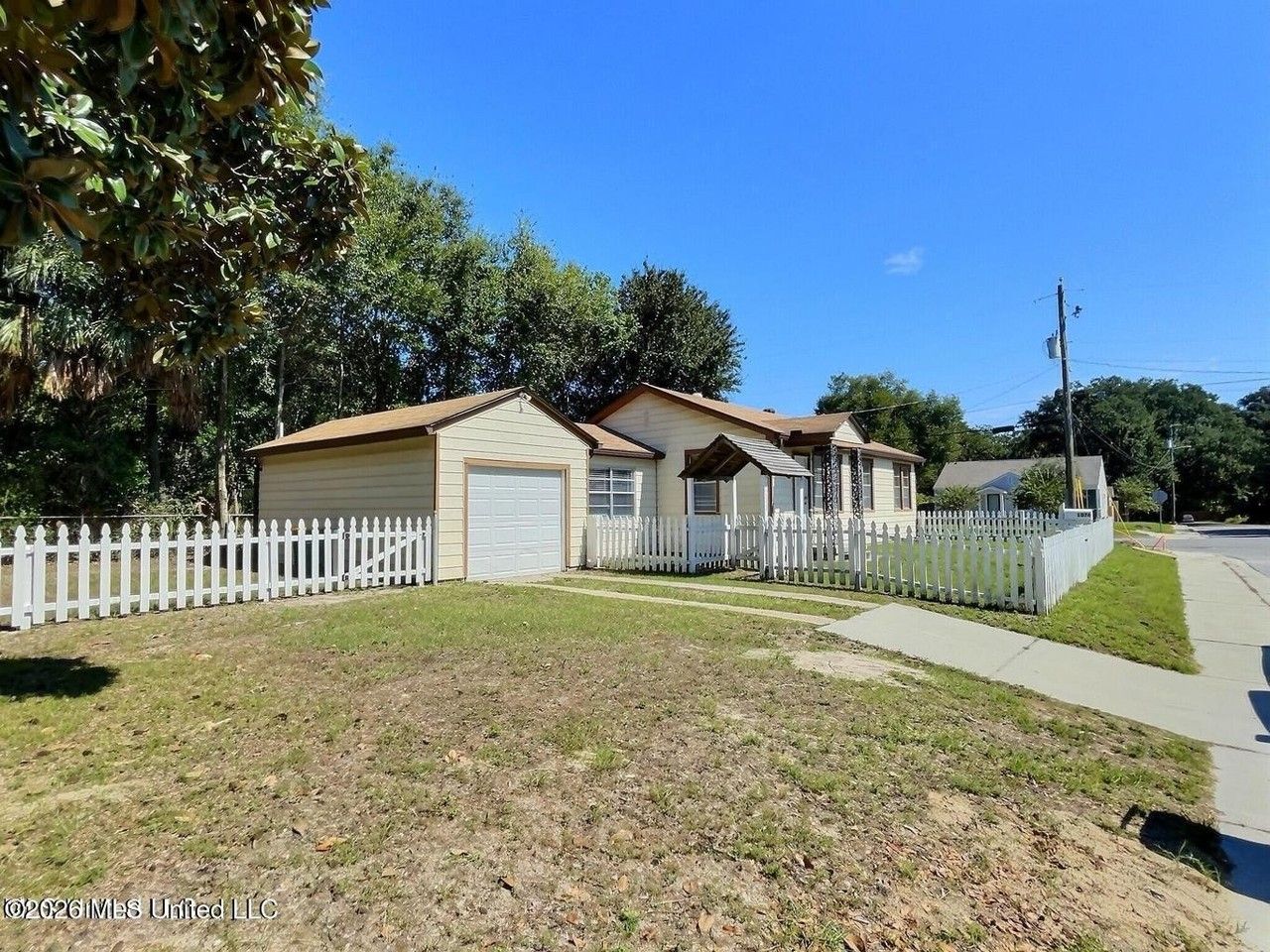 1076 Cherokee St - Photo 6 of 25