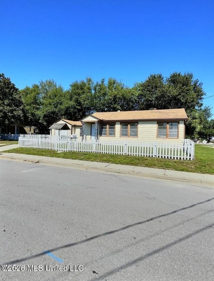 1076 Cherokee St - Photo 7 of 25