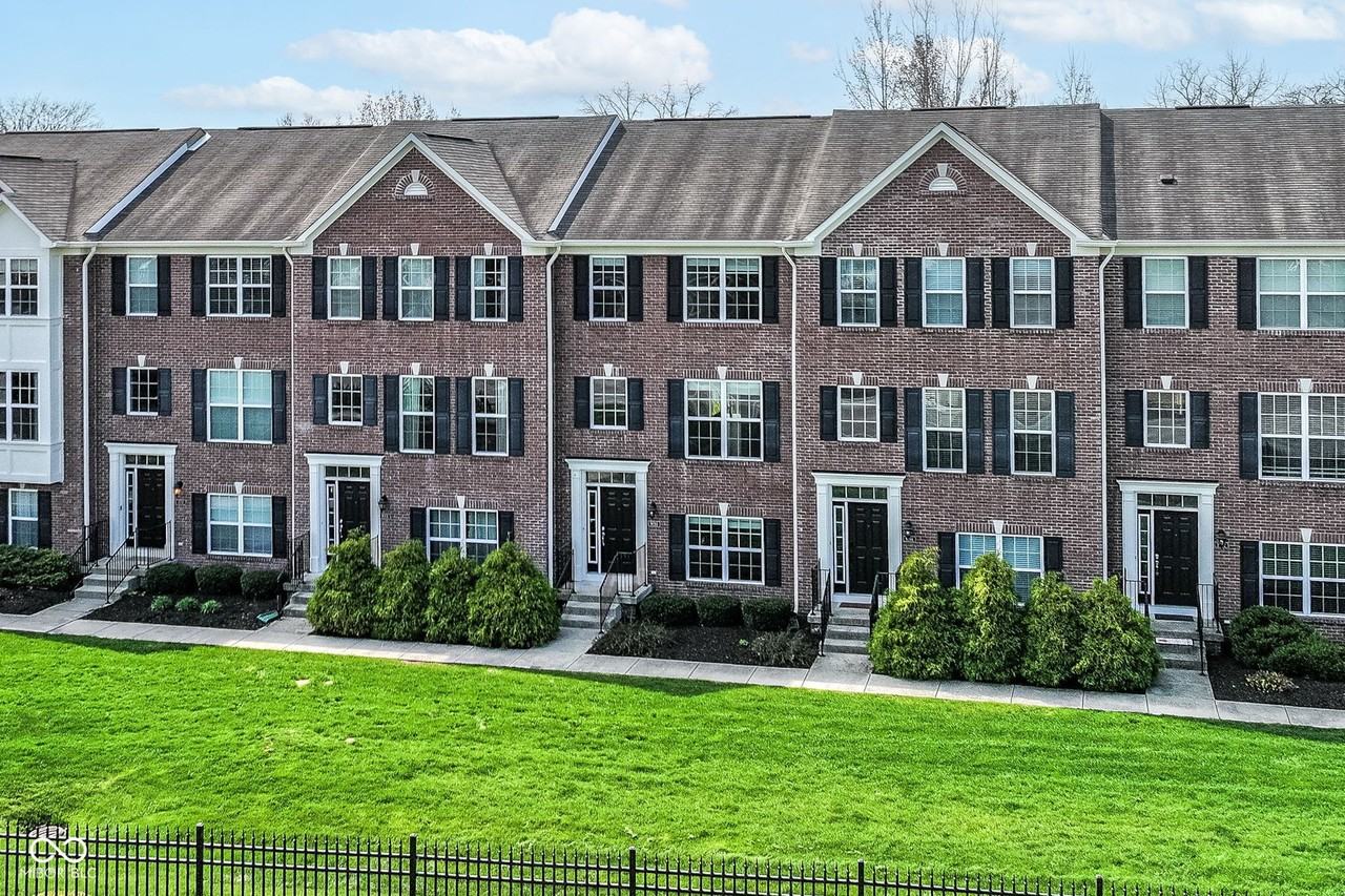 9050 Mercer Dr - Photo 3 of 41