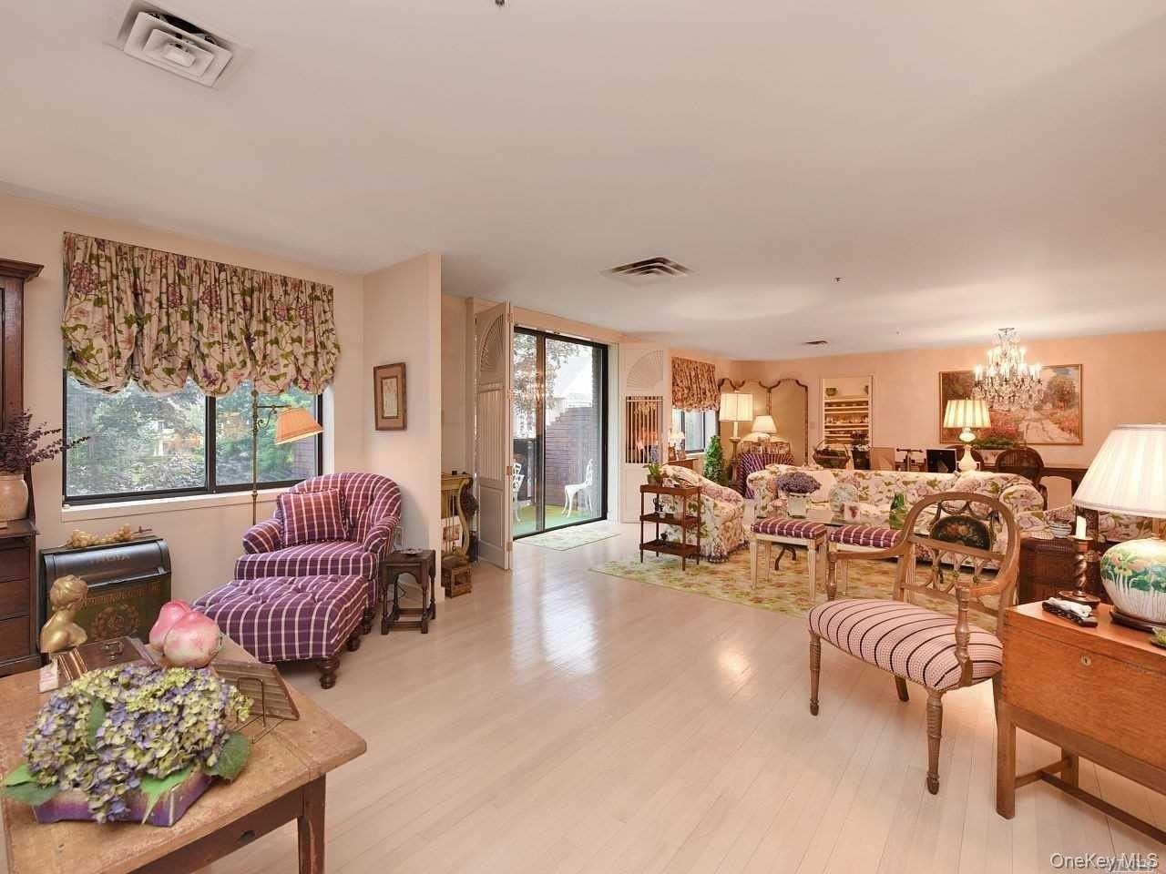 123 Middle Neck Rd #304-5 - Photo 3 of 20