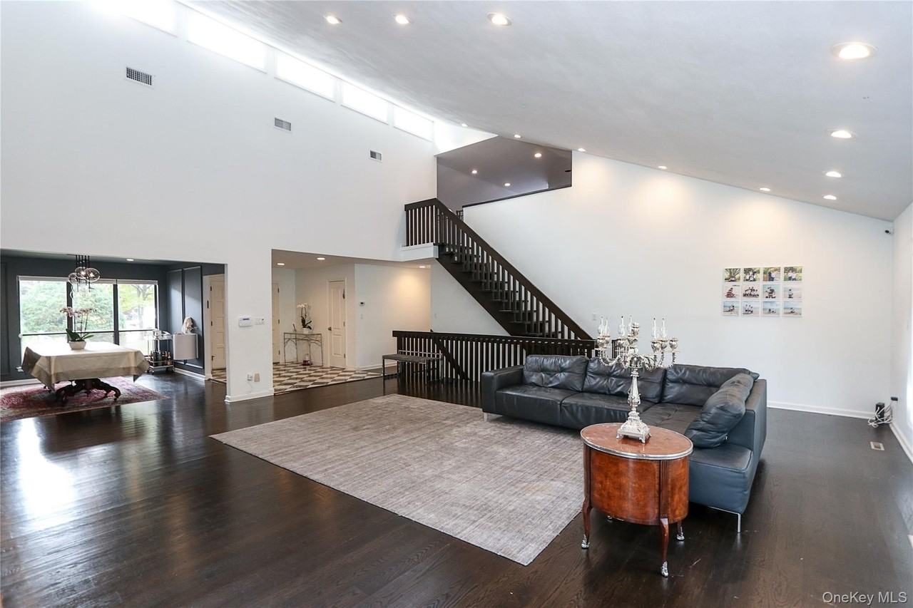 35 Old Pond Rd - Photo 4 of 21