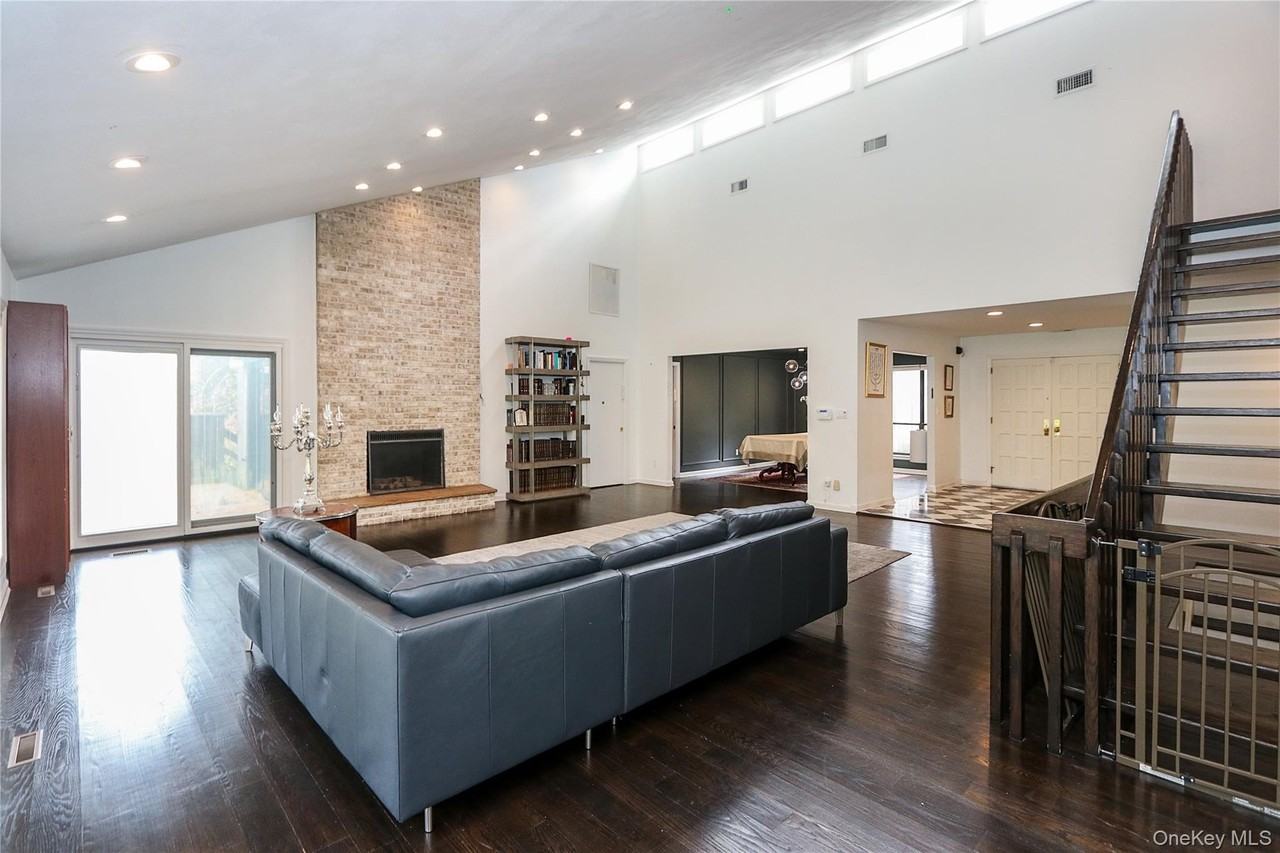 35 Old Pond Rd - Photo 5 of 21