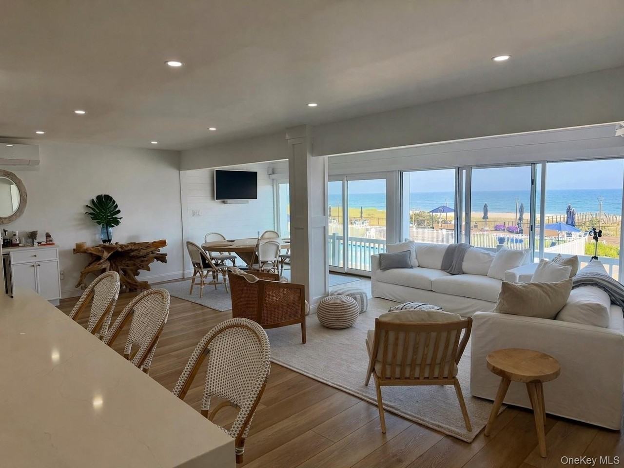 585 Dune Rd - Photo 2 of 11