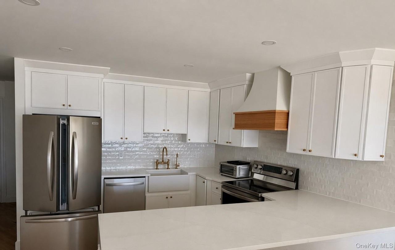 585 Dune Rd - Photo 3 of 11