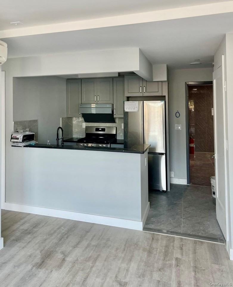 2022 College Point Blvd #3B - Photo 2 of 7