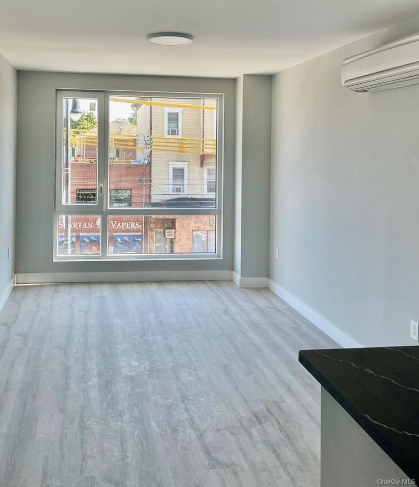 2022 College Point Blvd #3B - Photo 3 of 7