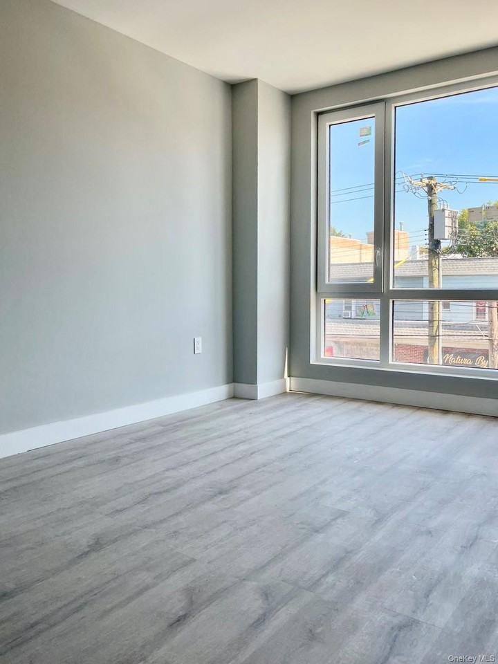 2022 College Point Blvd #3B - Photo 4 of 7