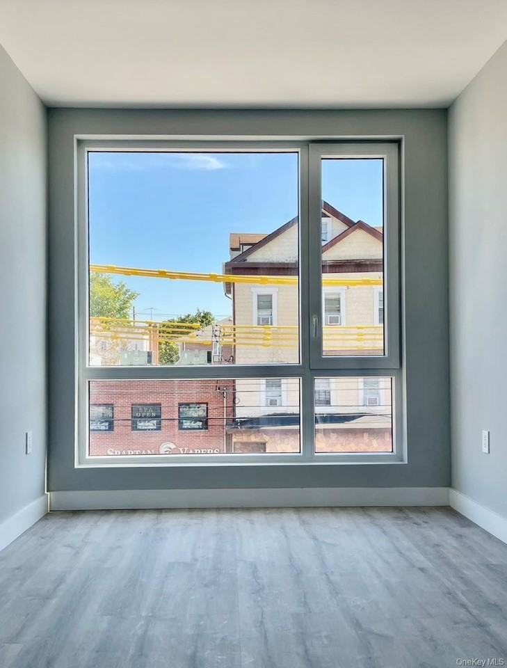 2022 College Point Blvd #3B - Photo 5 of 7