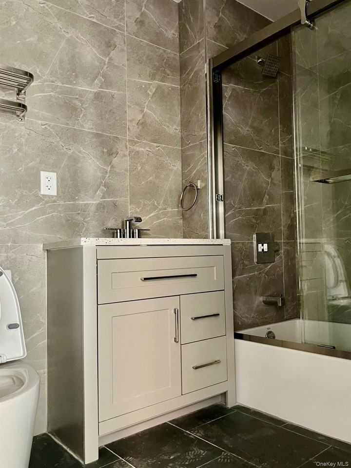 2022 College Point Blvd #3B - Photo 6 of 7