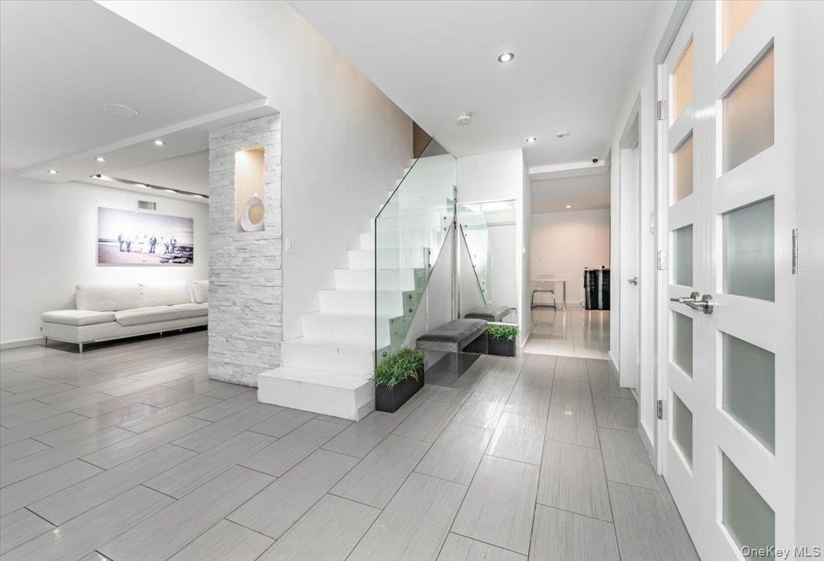 536 Oxford Rd - Photo 2 of 22