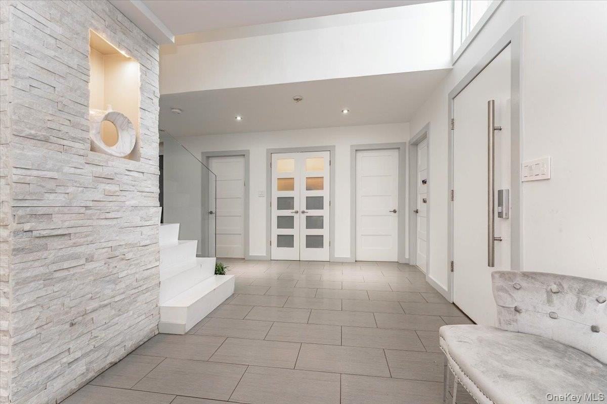 536 Oxford Rd - Photo 3 of 22